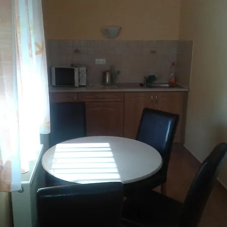 Hatarmenti Vendeghaz Zsira